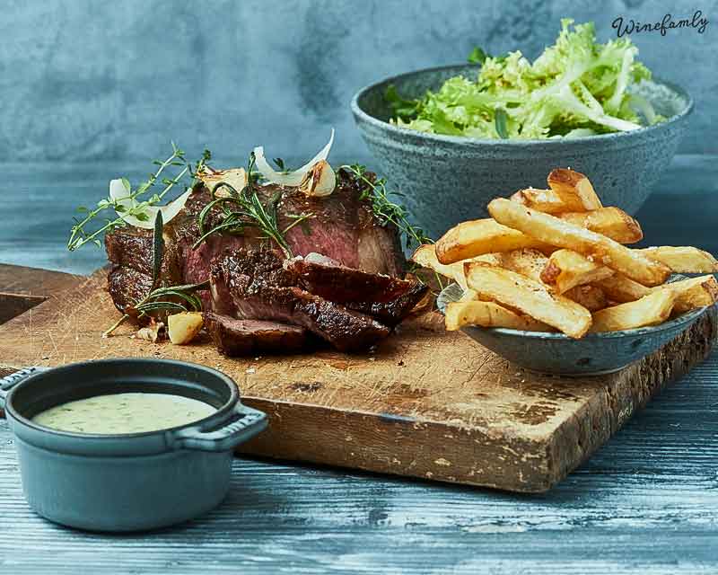 Hovedret: Côte de boeuf lidt som “Biksemad” med Karl Johan bearnaise, bagte rødbeder & vagtelspejlæg